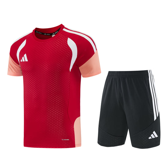 Completo con pantaloncini maniche color rosso