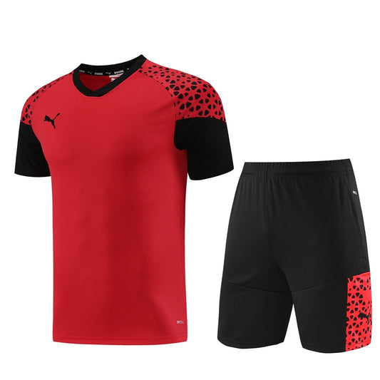 Completo con pantaloncini dettagli fantasy rosso