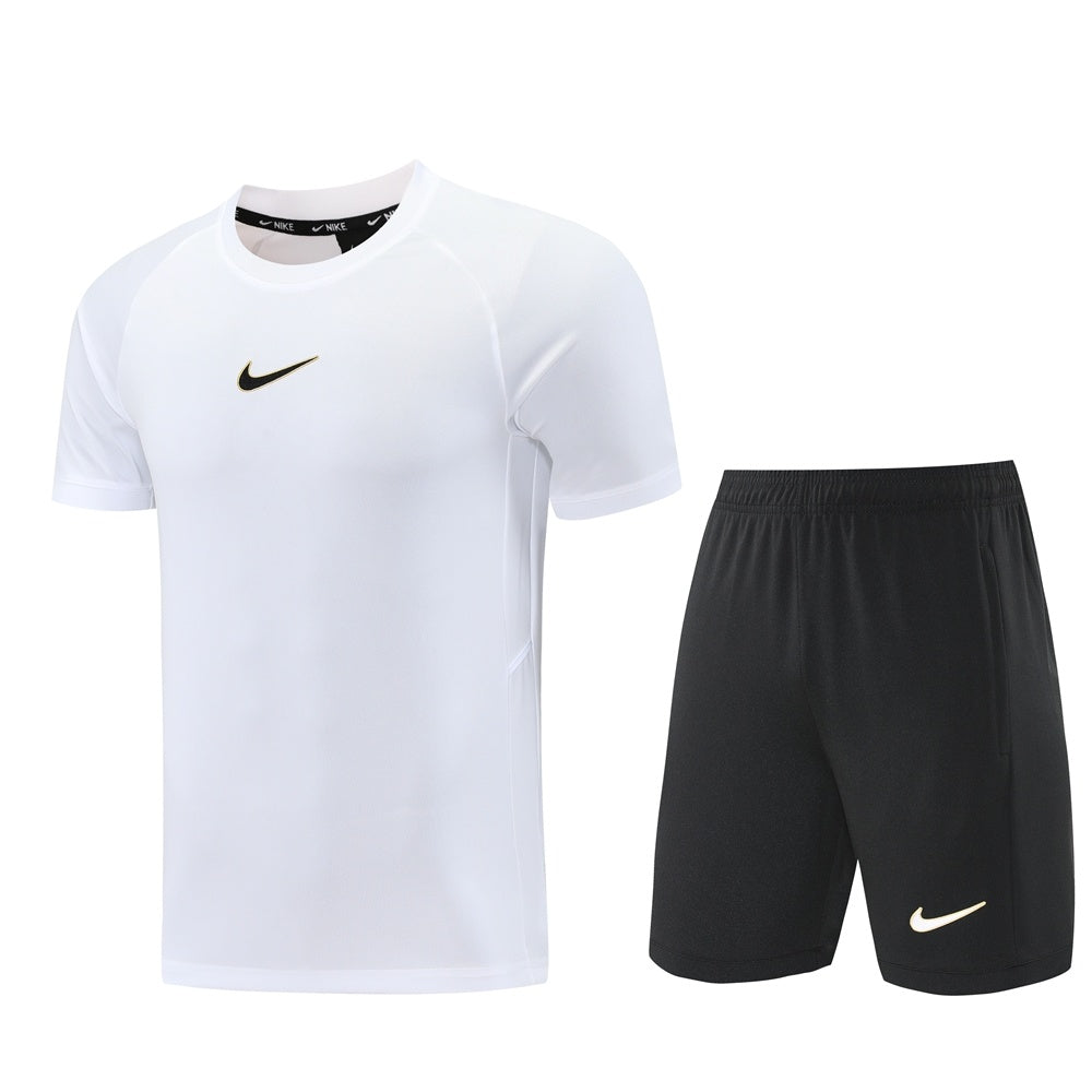 Completo con pantaloncini logo grande bianco