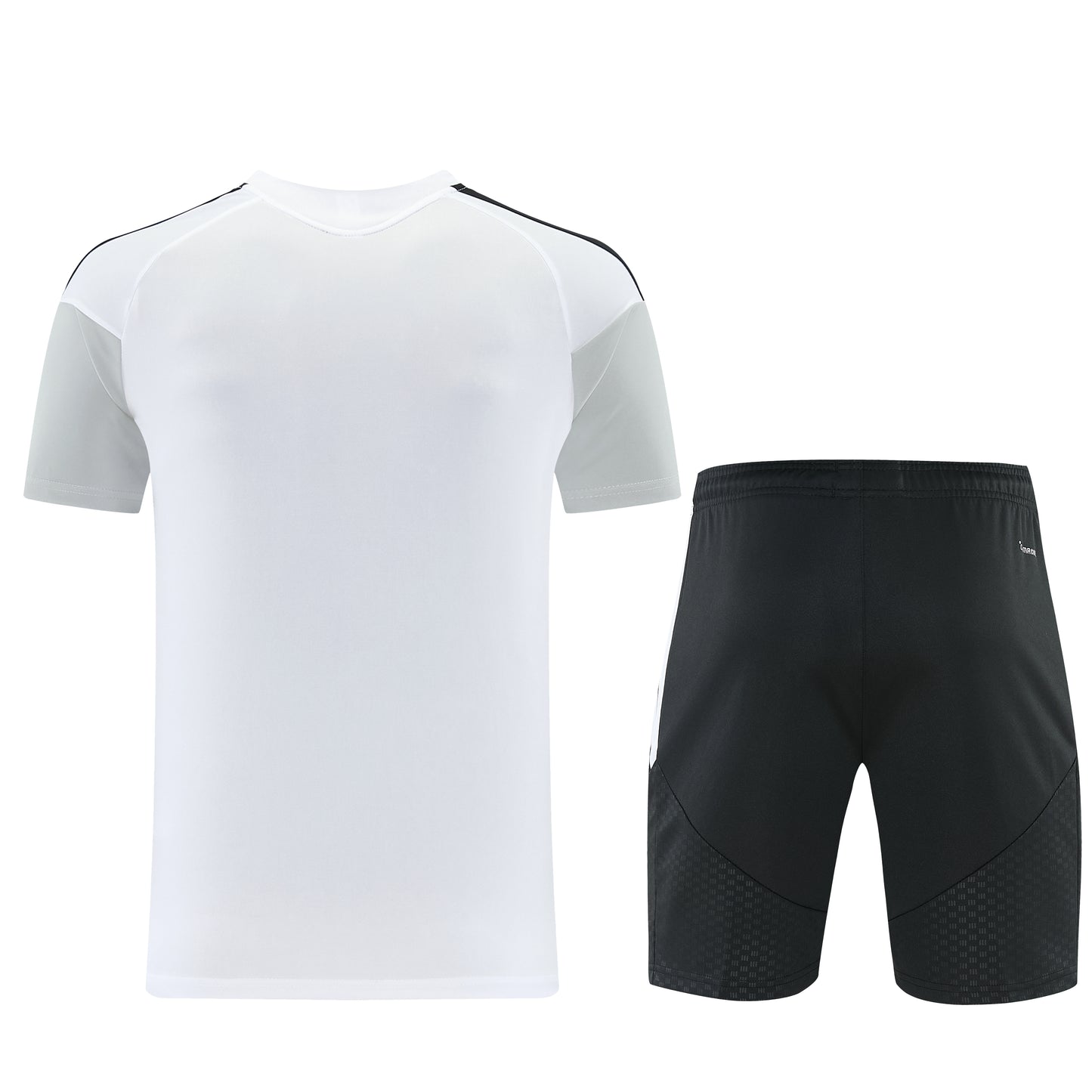 Completo con pantaloncini maniche color bianco