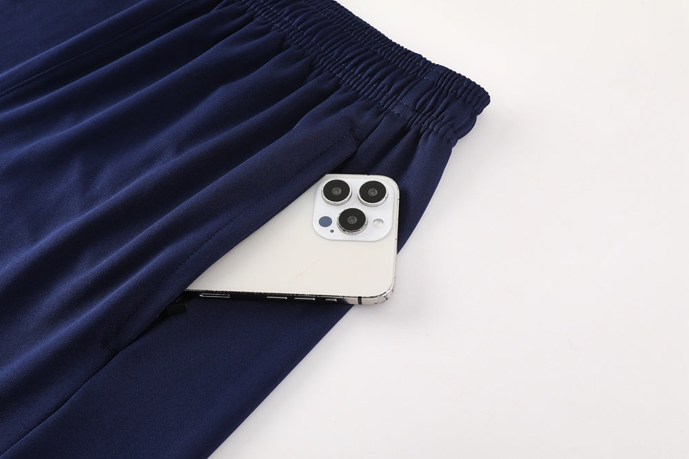 Completo con pantaloncini logo grande blu