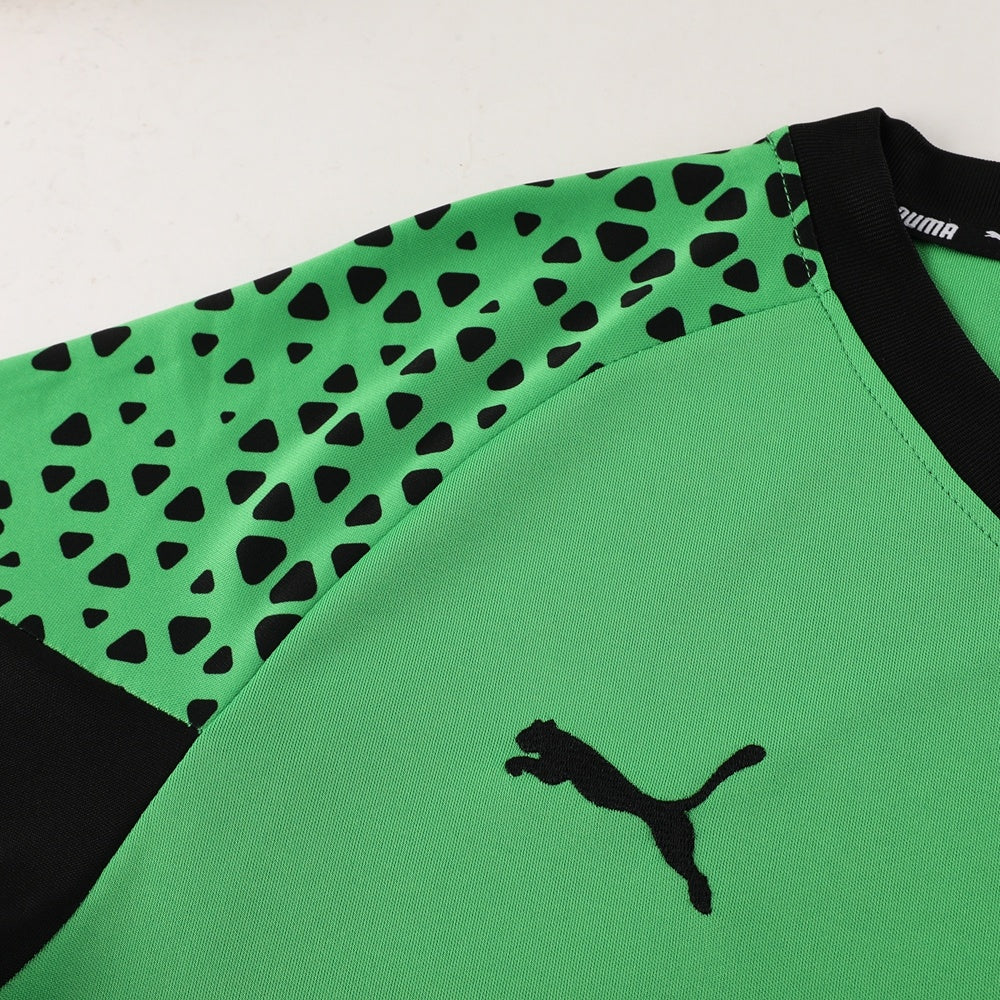 Completo con pantaloncini dettagli fantasy verde