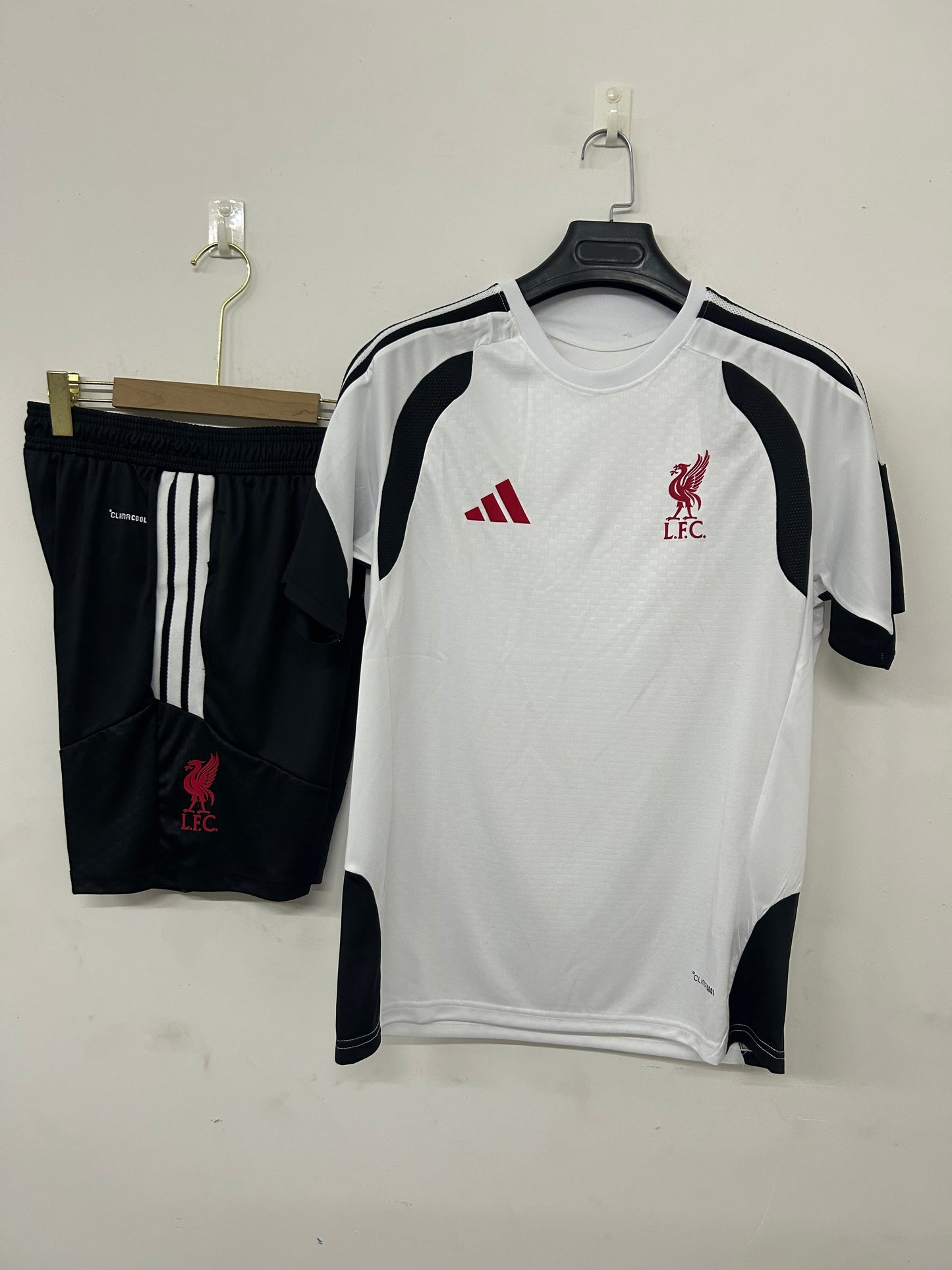Liverpool completo 26-27  white