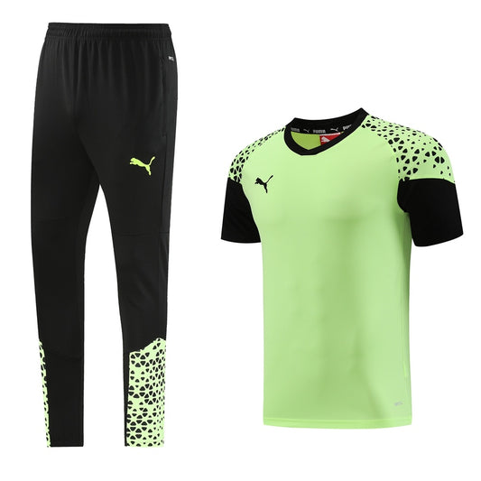 Completo con pantaloni lunghi dettagli fantasy verde chiaro