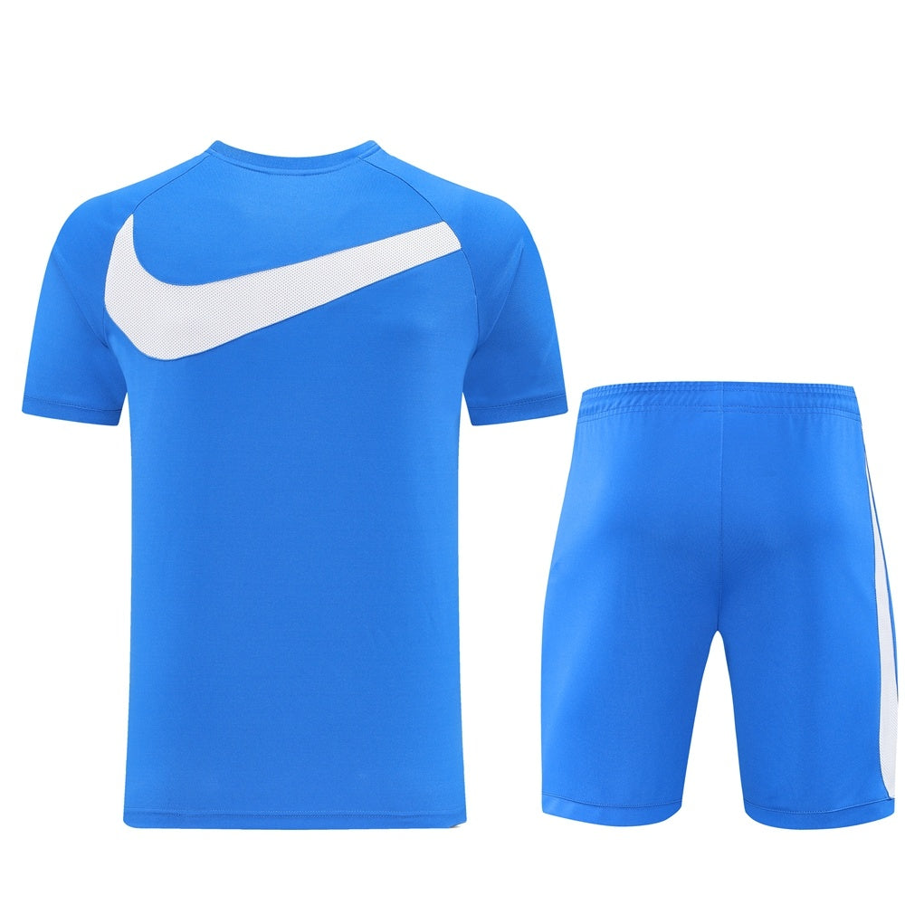 Completo con pantaloncini logo grande azzurro