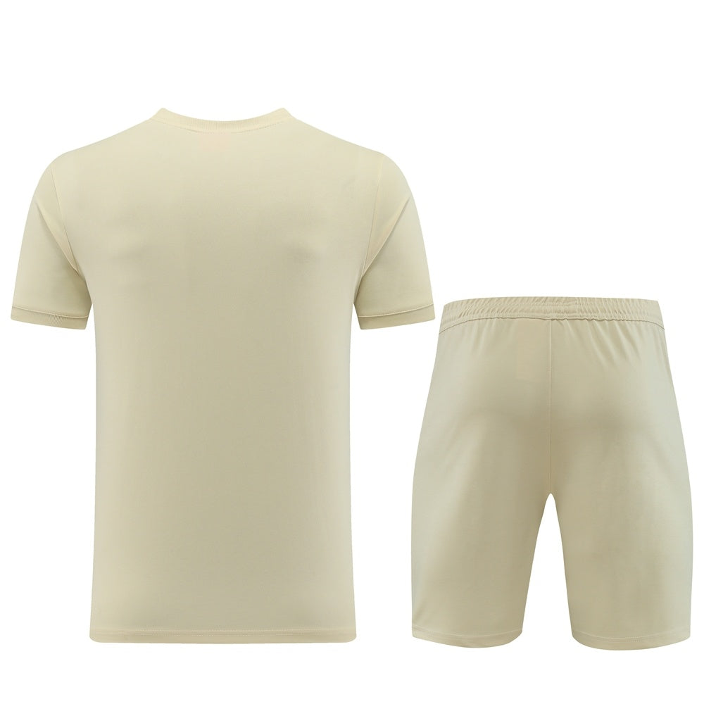 Completo con pantaloncini beige fascia bianca