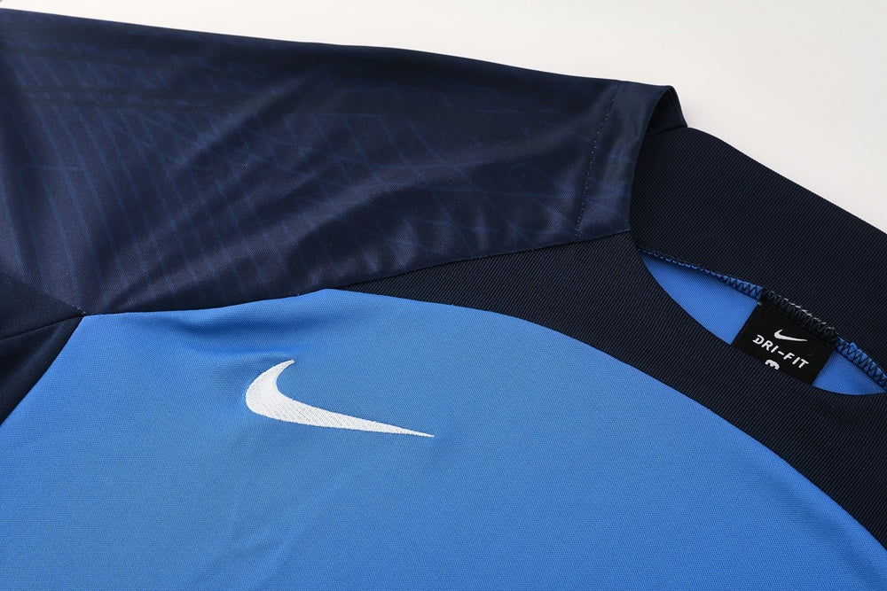 Completo con pantaloncini bicolor azzurro e blu