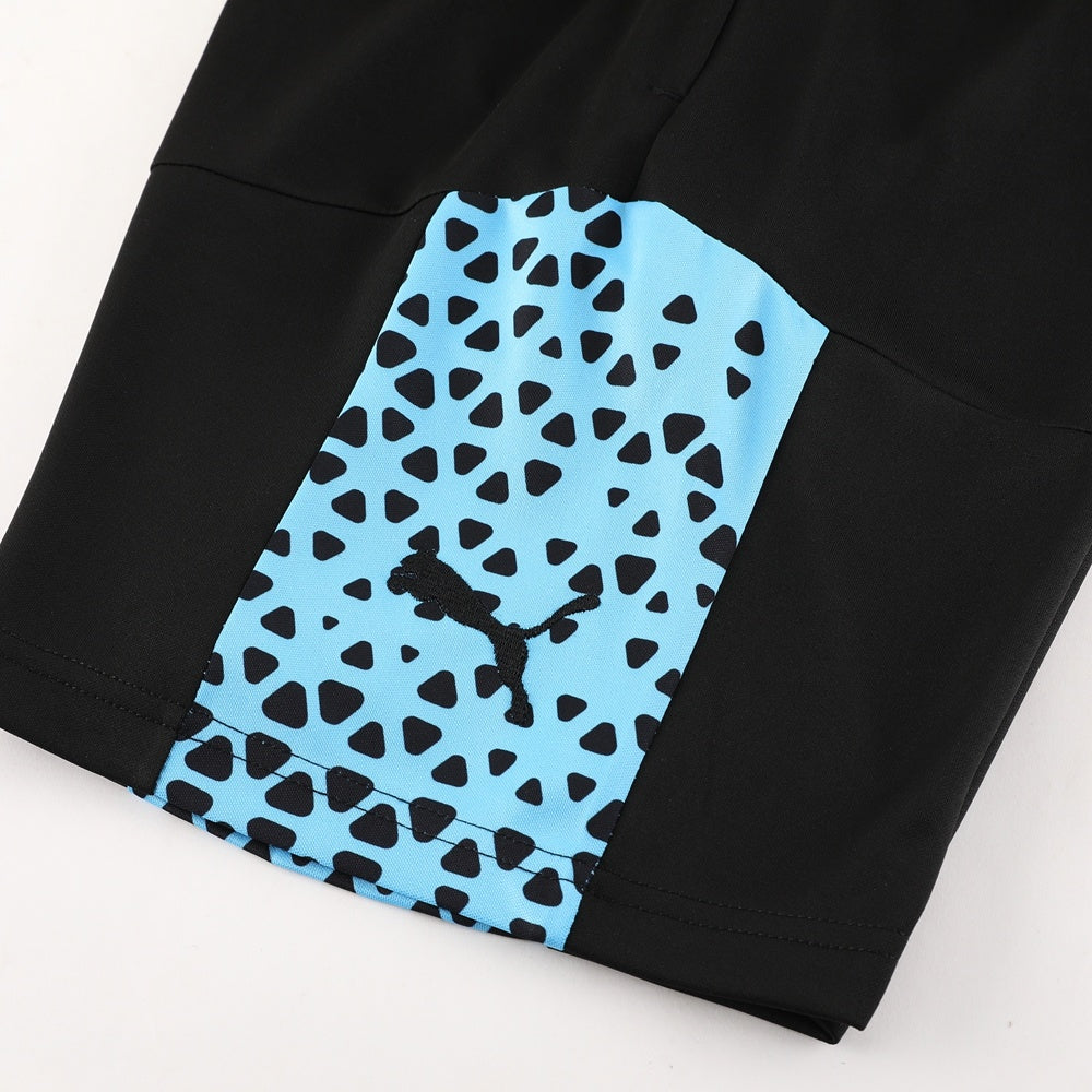 Completo con pantaloncini dettagli fantasy azzurro