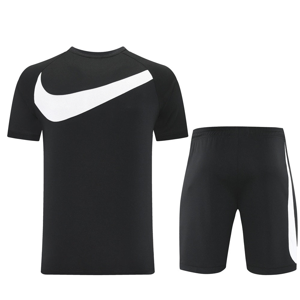 Completo con pantaloncini logo grande nero