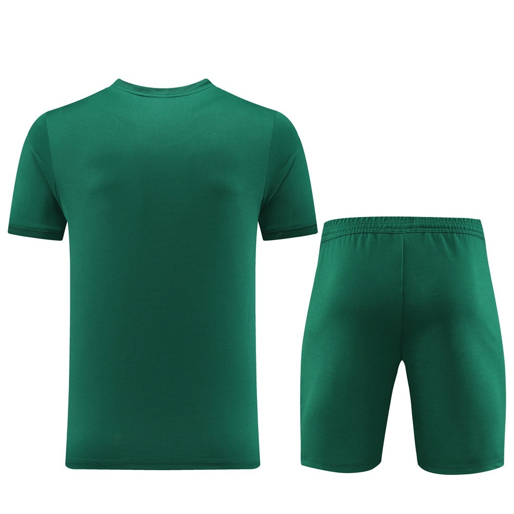 Completo con pantaloncini verde fascia bianca