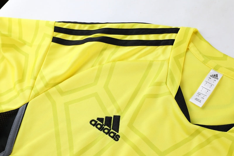 Completo con pantaloni lunghi fantasy giallo