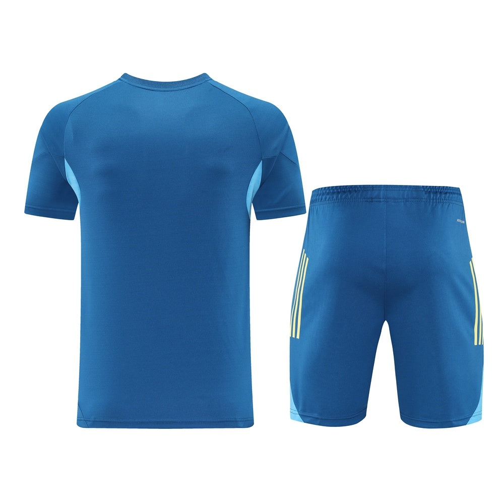 Completo con pantaloncini righe spalle azzurro