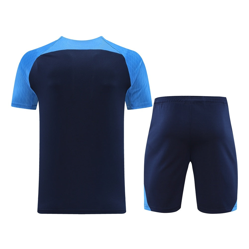 Completo con pantaloncini bicolor blu e azzurro