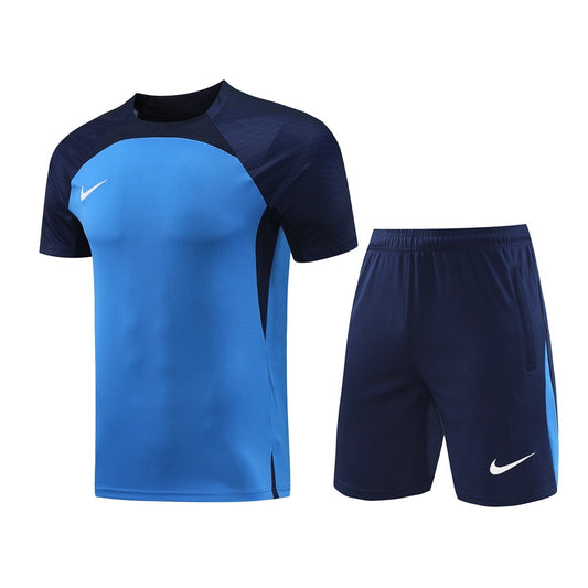 Completo con pantaloncini bicolor azzurro e blu