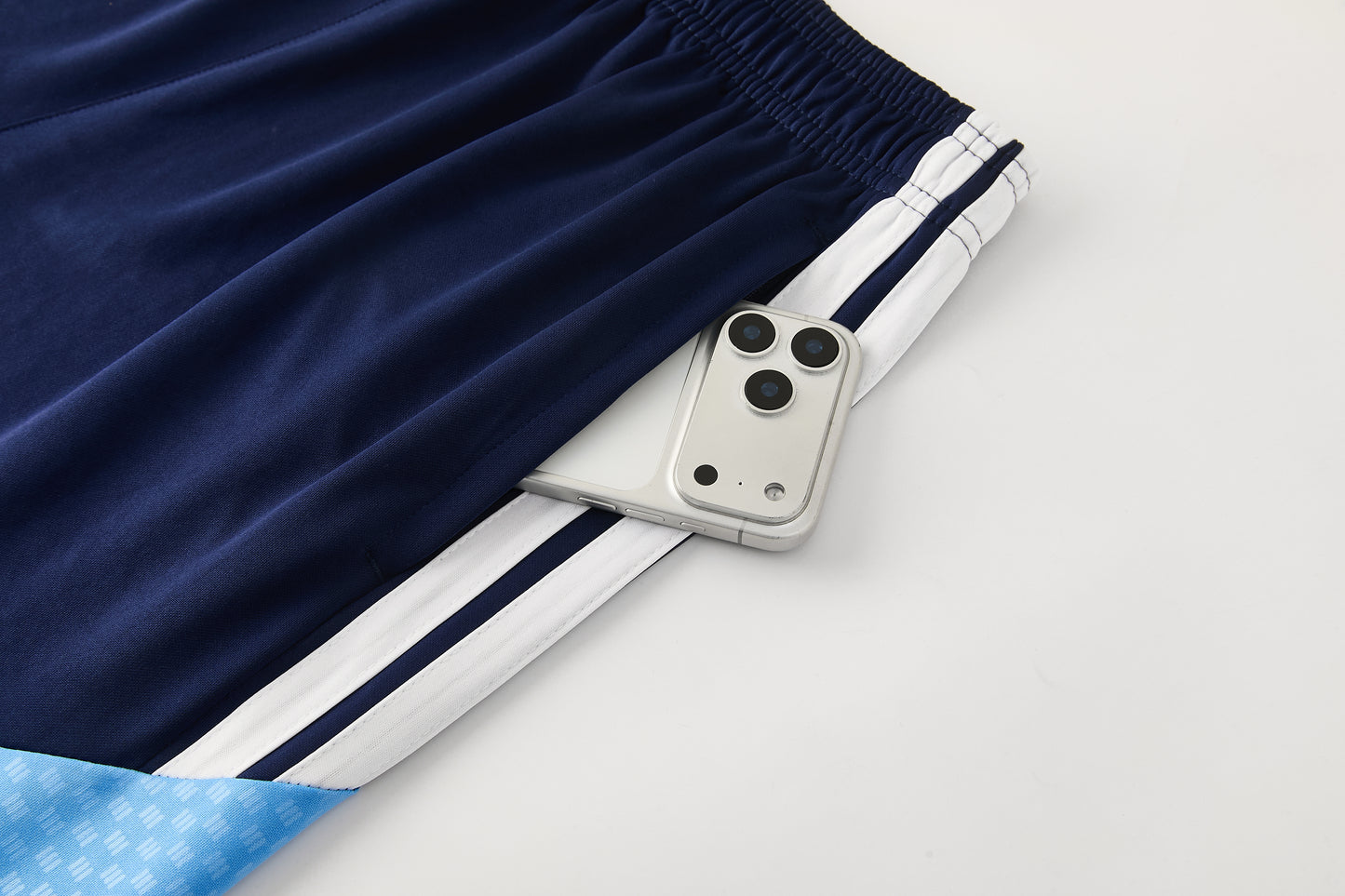 Completo con pantaloncini maniche color blu