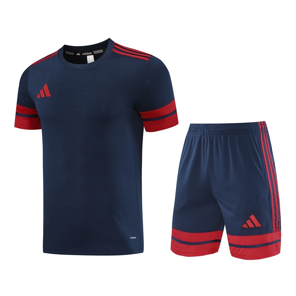 Completo con pantaloncini doppia riga blu