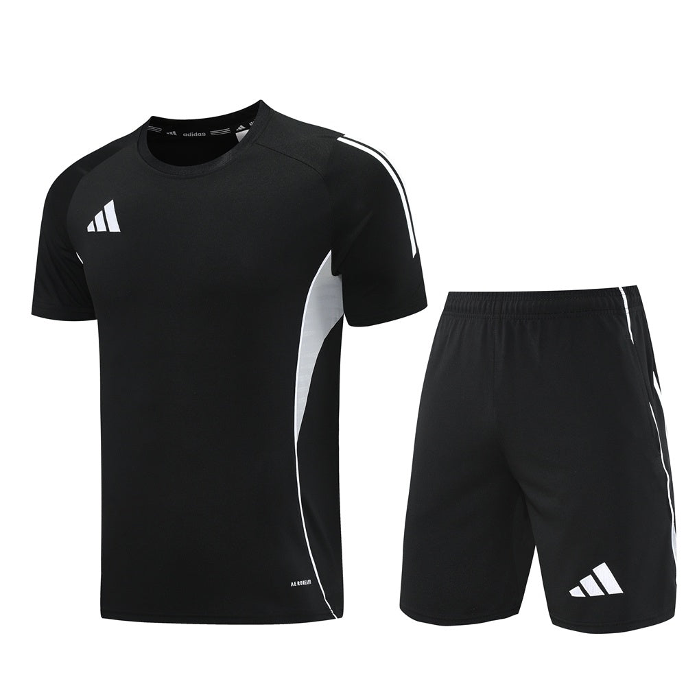 Completo con pantaloncini righe spalle nero