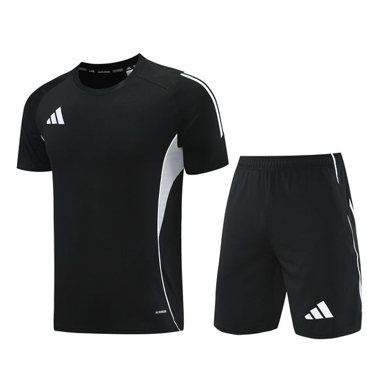 Completo con pantaloncini righe spalle nero