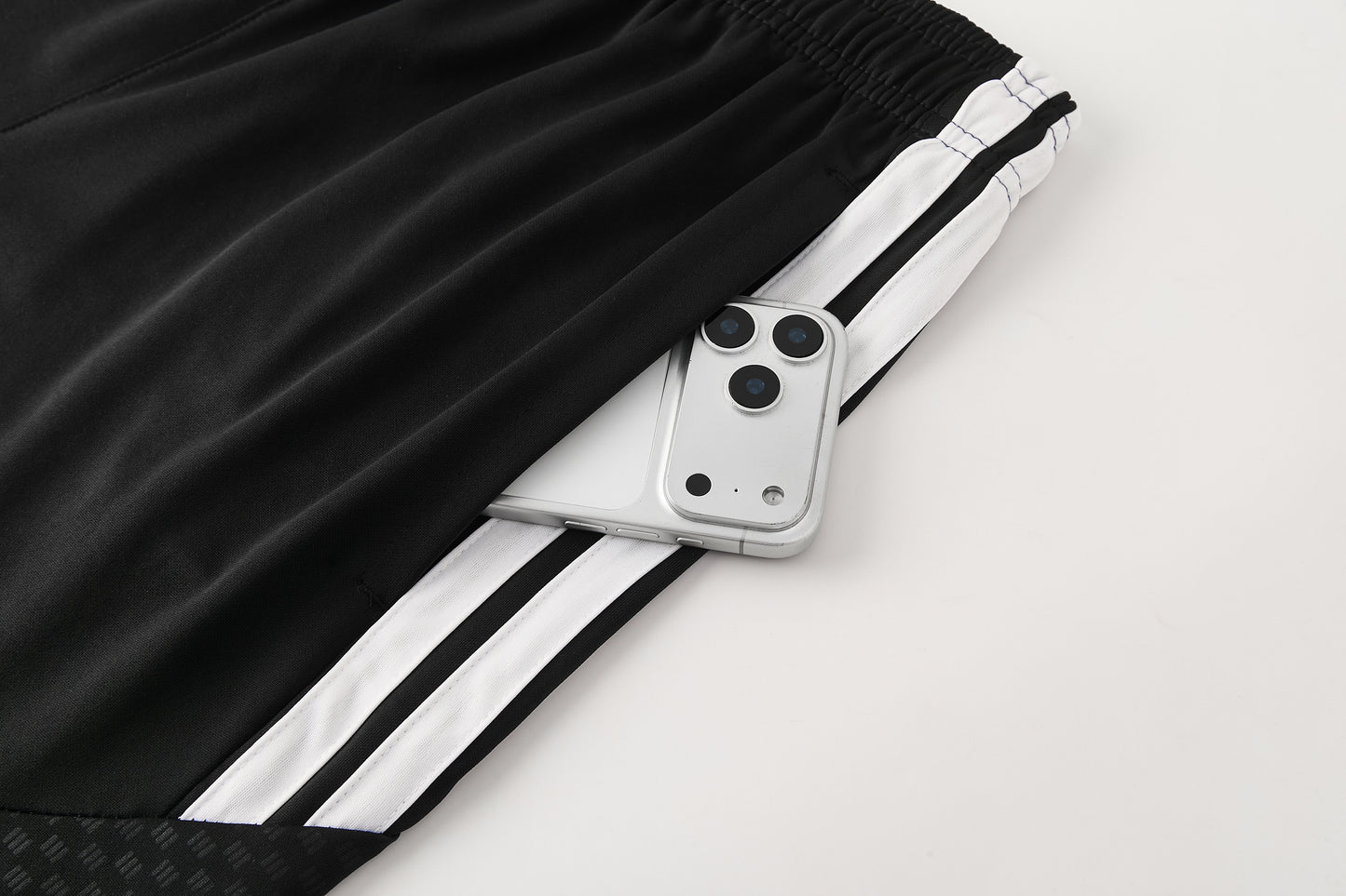 Completo con pantaloncini maniche color bianco