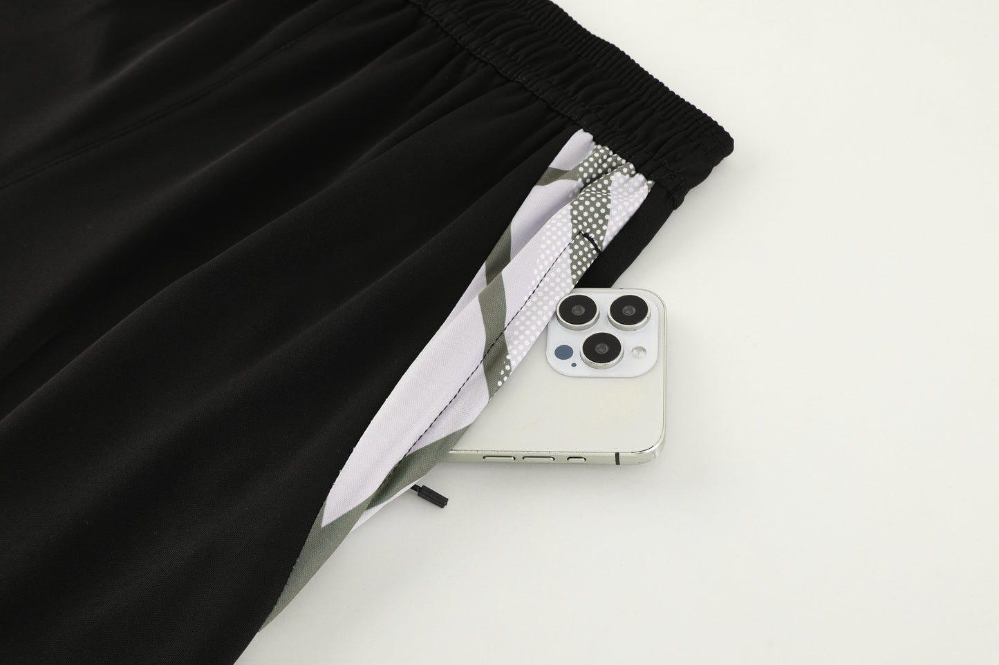 Completo con pantaloncini bicolor fascia verde e nero