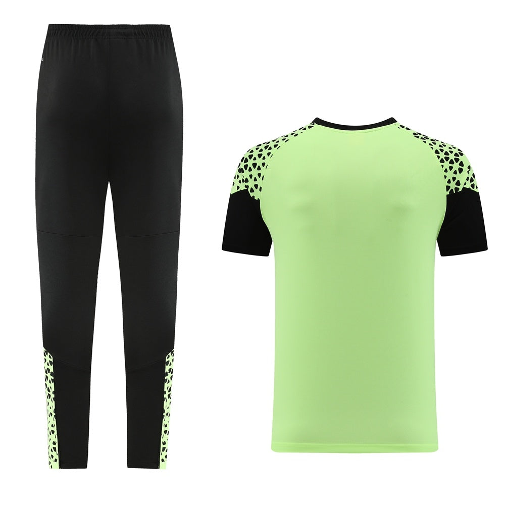 Completo con pantaloni lunghi dettagli fantasy verde chiaro