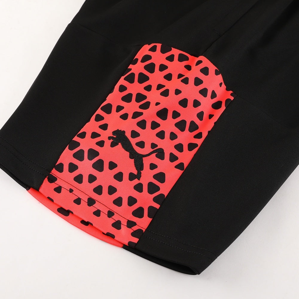 Completo con pantaloncini dettagli fantasy arancione