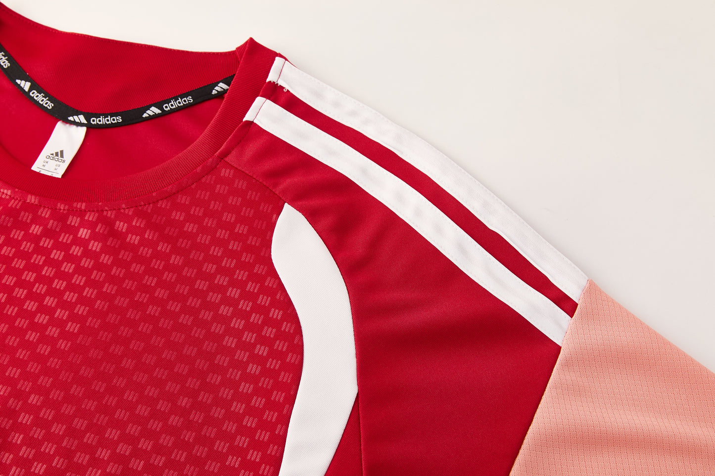 Completo con pantaloncini maniche color rosso