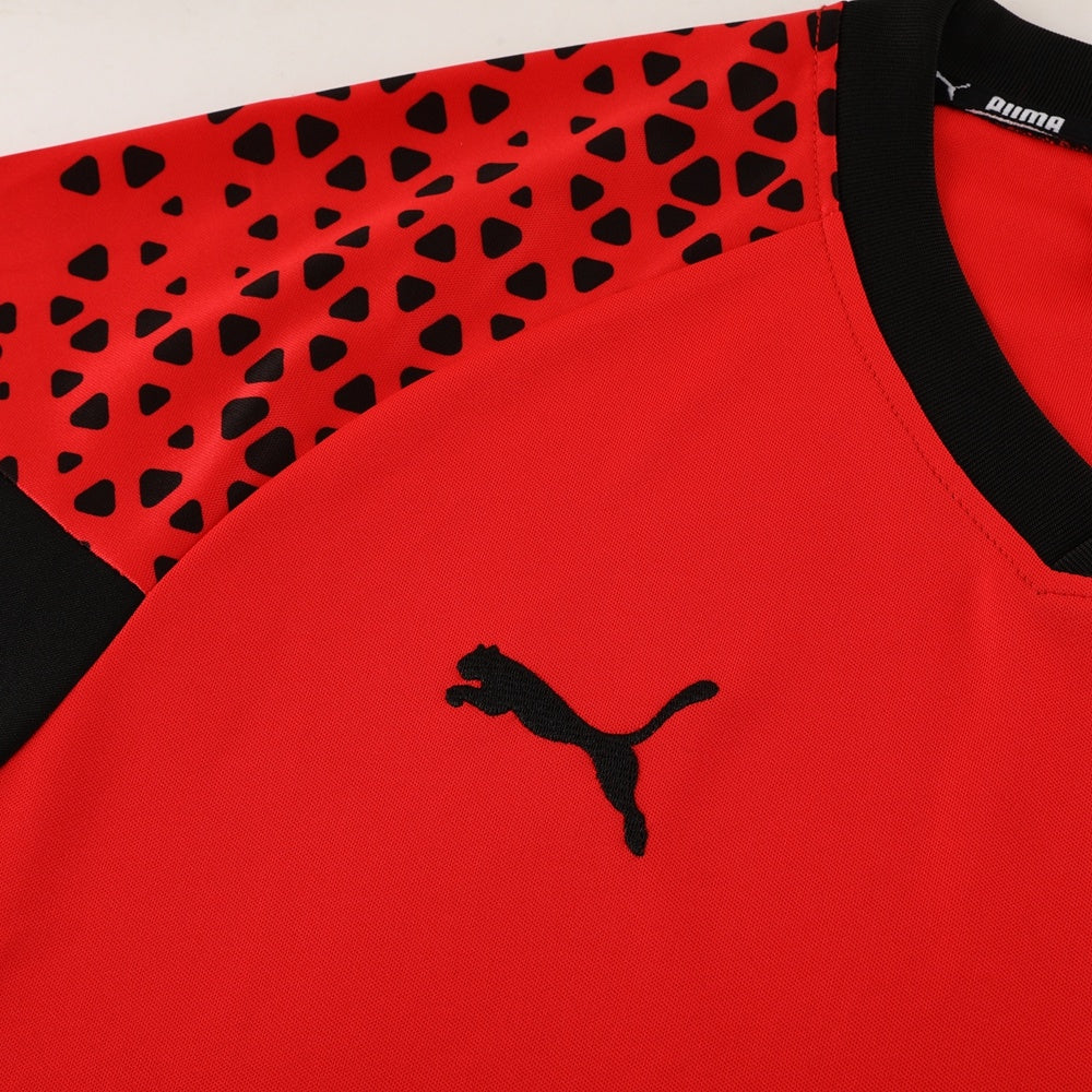 Completo con pantaloni lunghi dettagli fantasy rosso