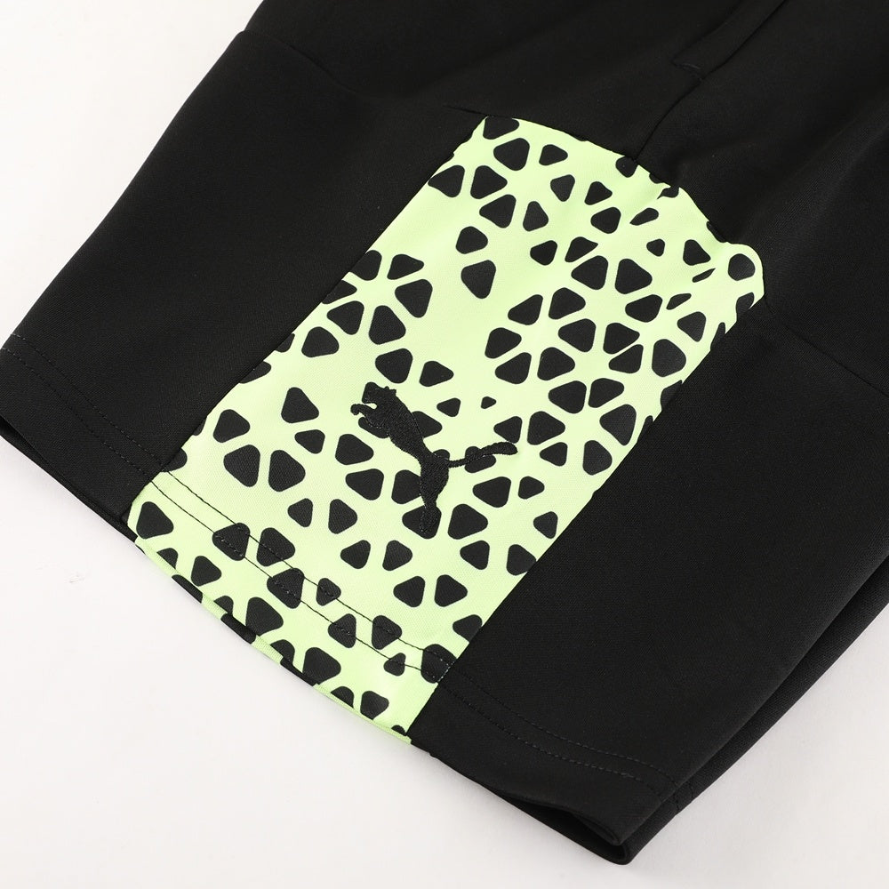 Completo con pantaloncini dettagli fantasy verde chiaro