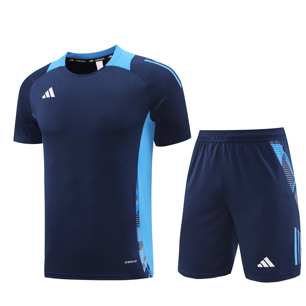 Completo con pantaloncini bicolor fascia blu