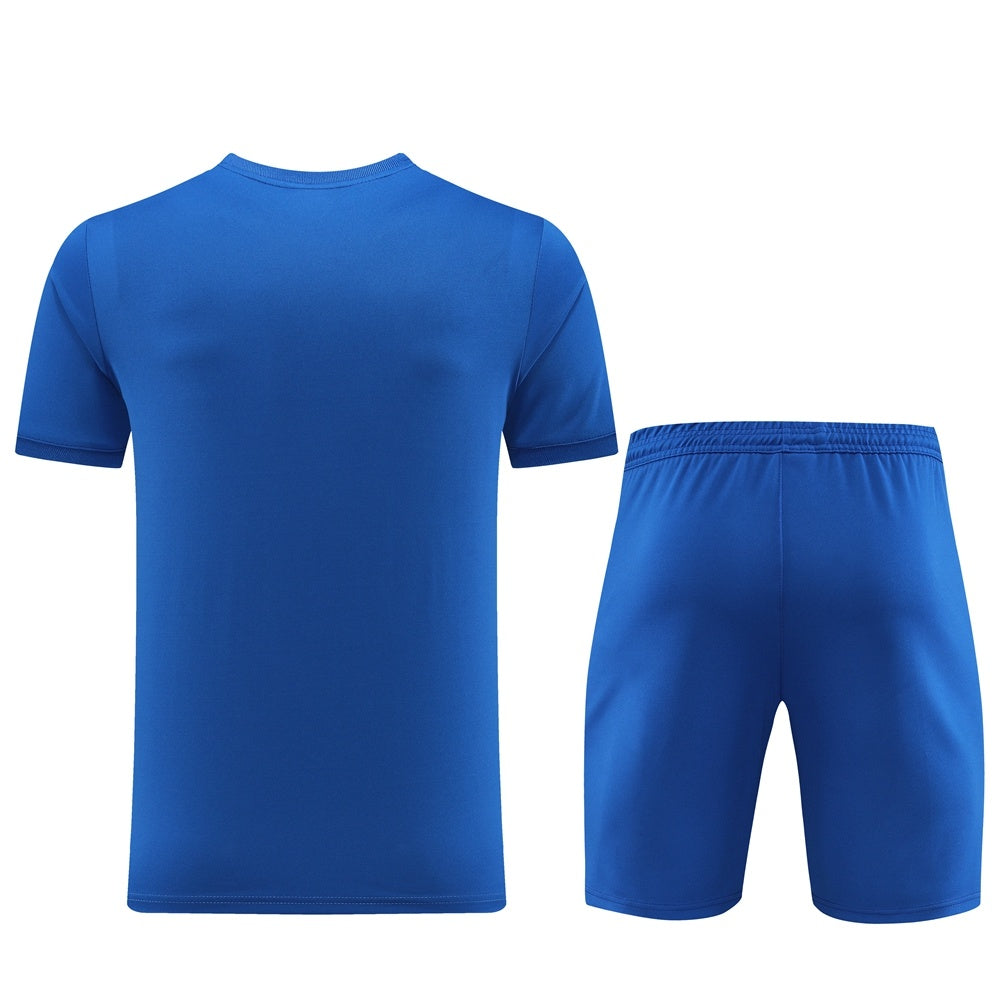 Completo con pantaloncini azzurro fascia blu