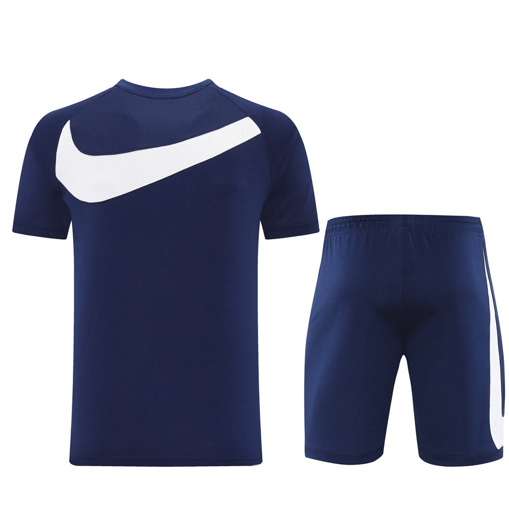 Completo con pantaloncini logo grande blu