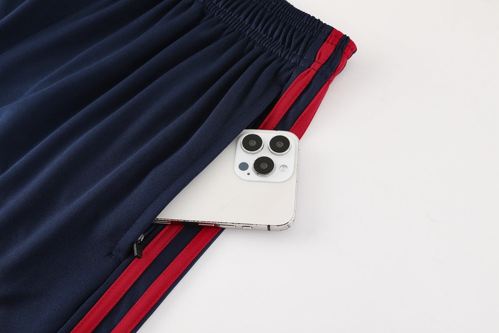 Completo con pantaloncini doppia riga blu