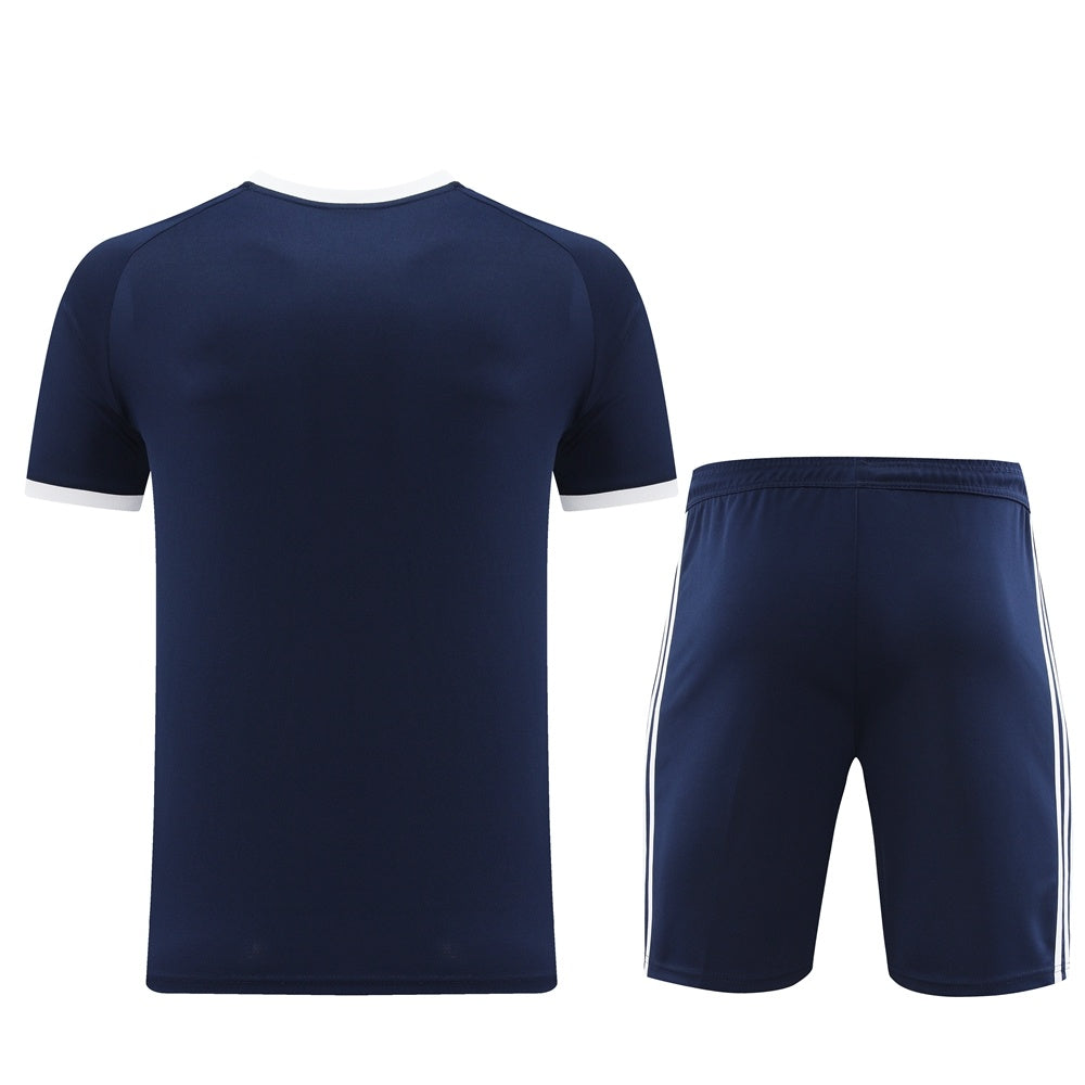 Completo con pantaloncini basic blu