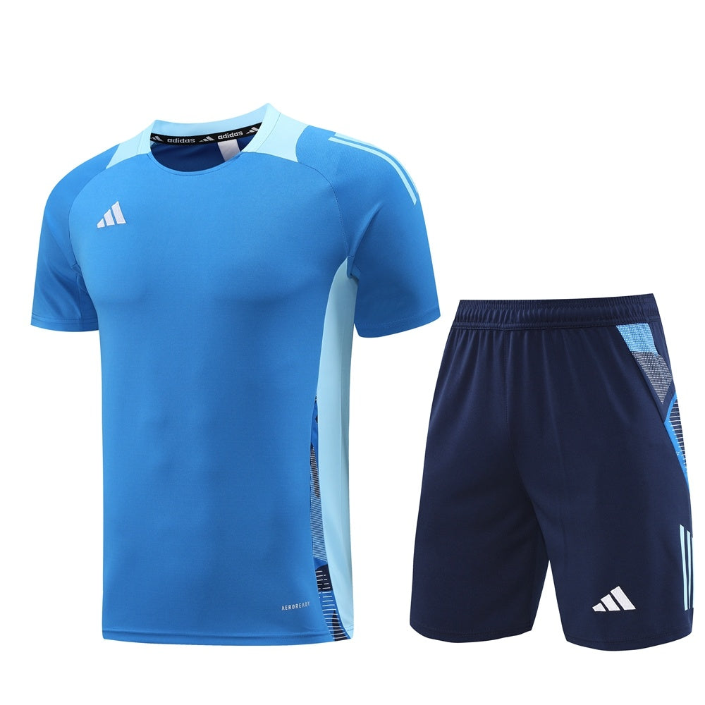 Completo con pantaloncini bicolor azzurro