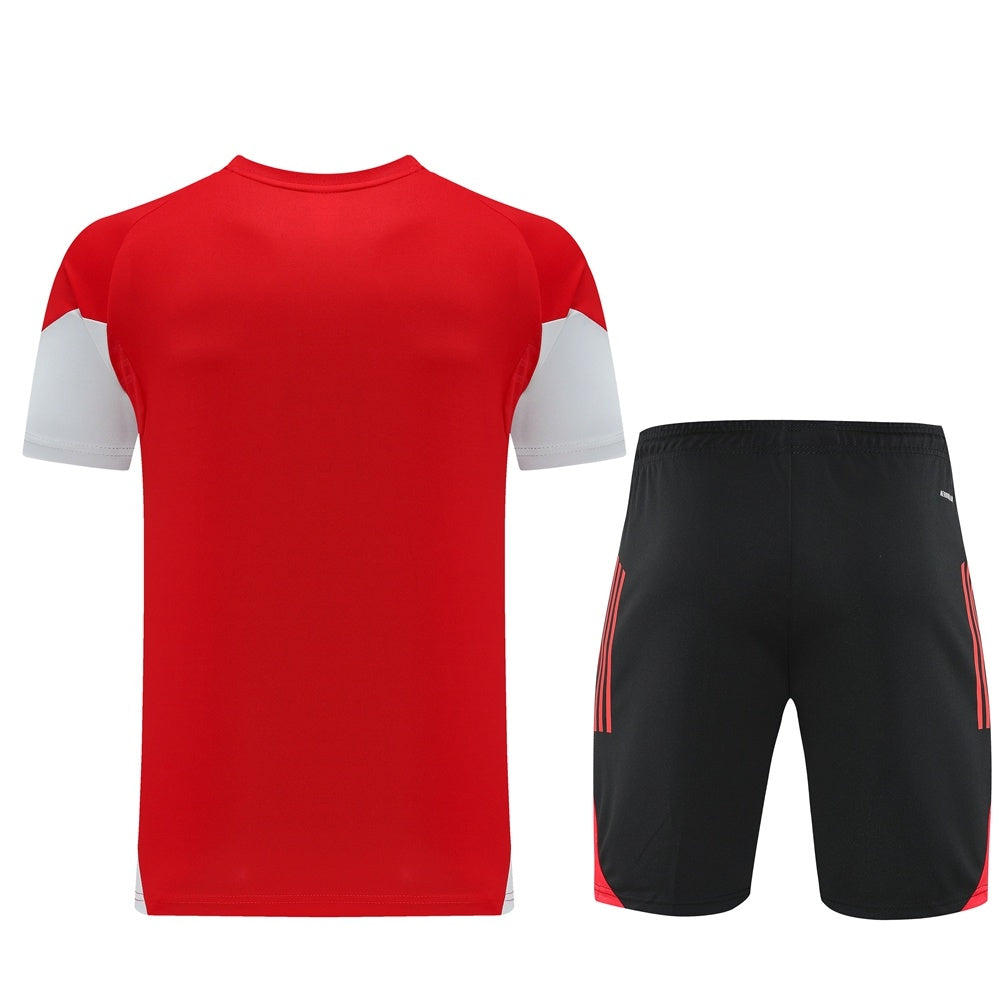 Completo con pantaloncini righe spalle rosso