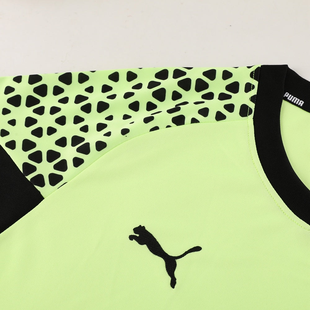 Completo con pantaloni lunghi dettagli fantasy verde chiaro