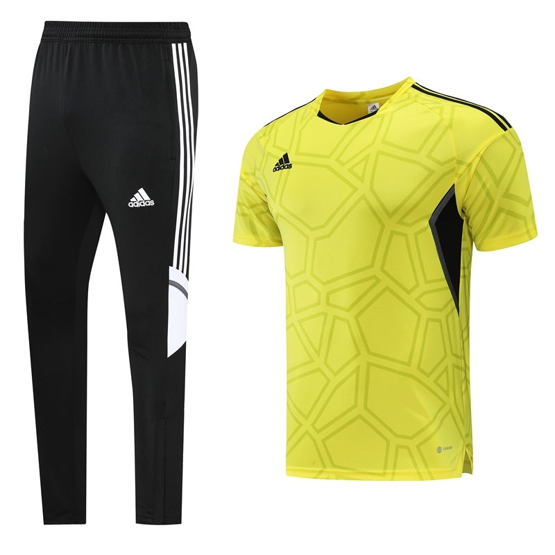 Completo con pantaloni lunghi fantasy giallo