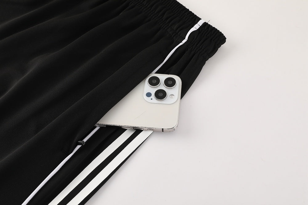 Completo con pantaloncini righe spalle bianco