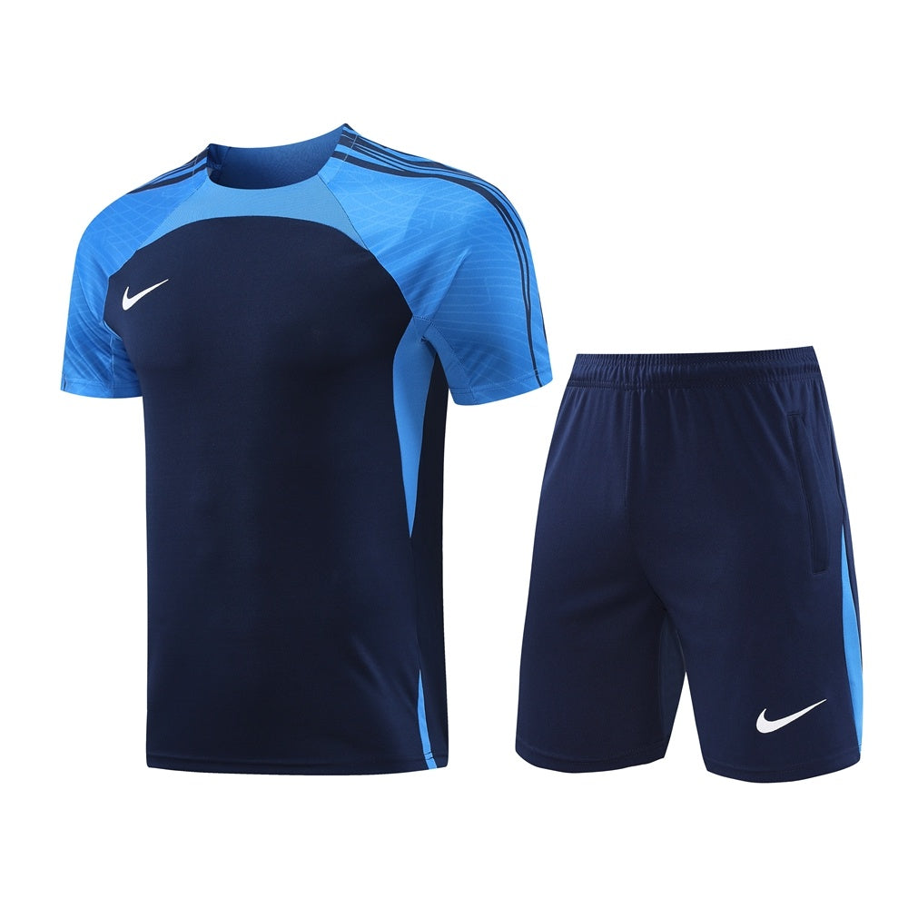 Completo con pantaloncini bicolor blu e azzurro